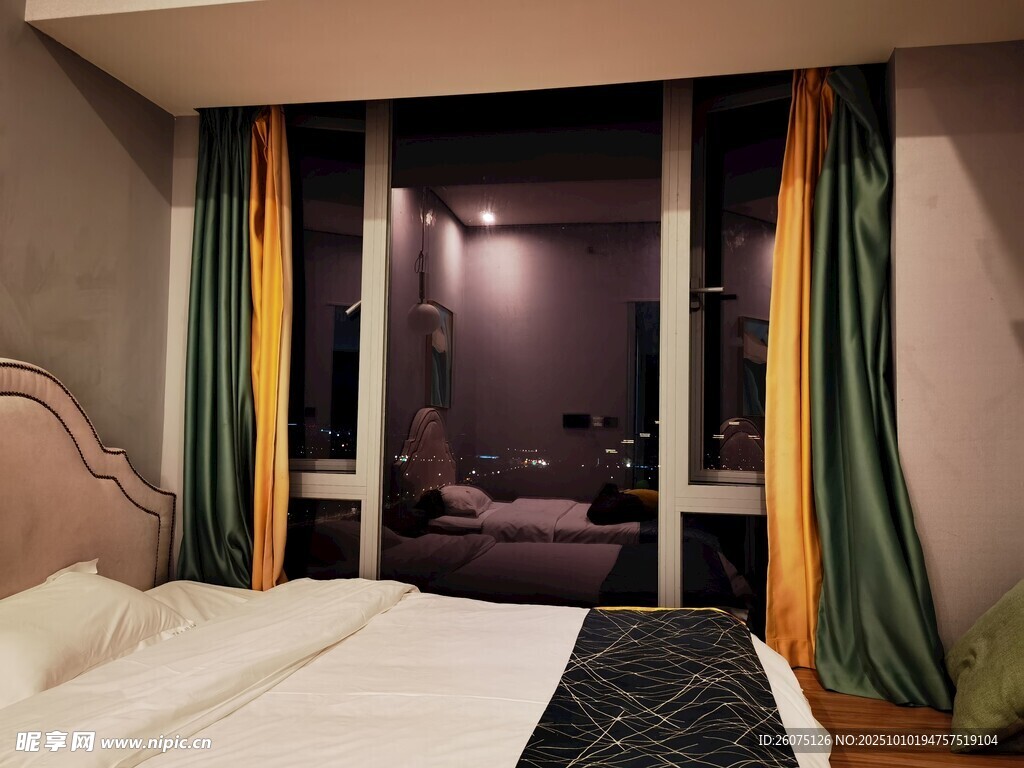 温馨卧室夜景布置