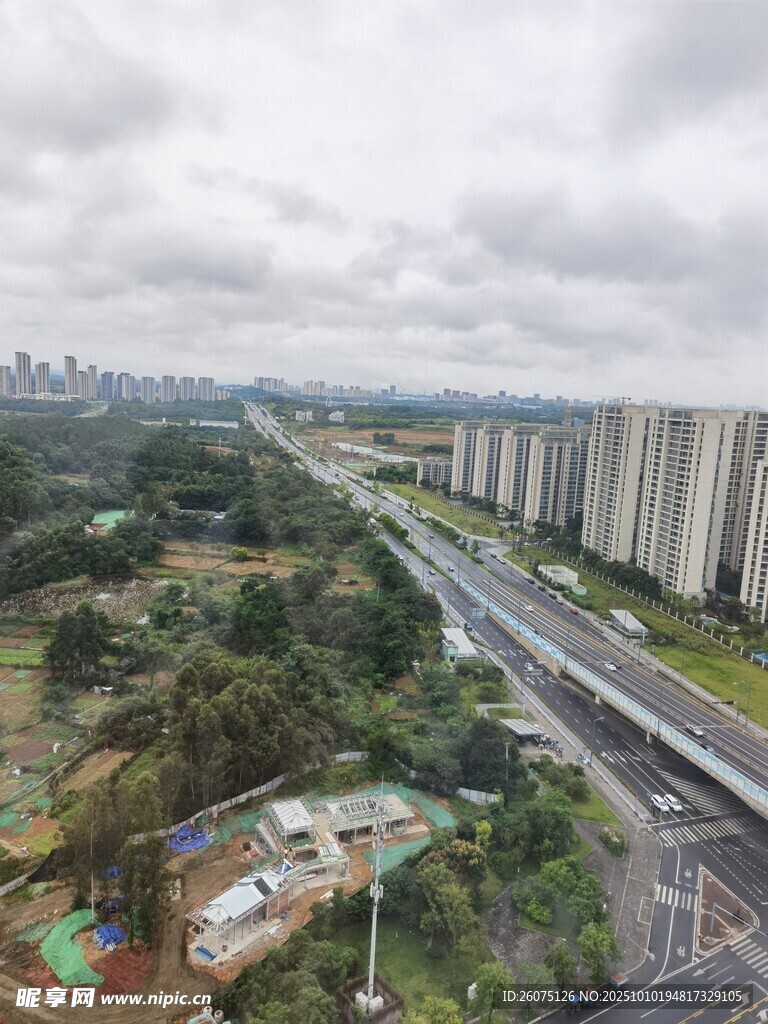 城市道路与周边景观俯瞰