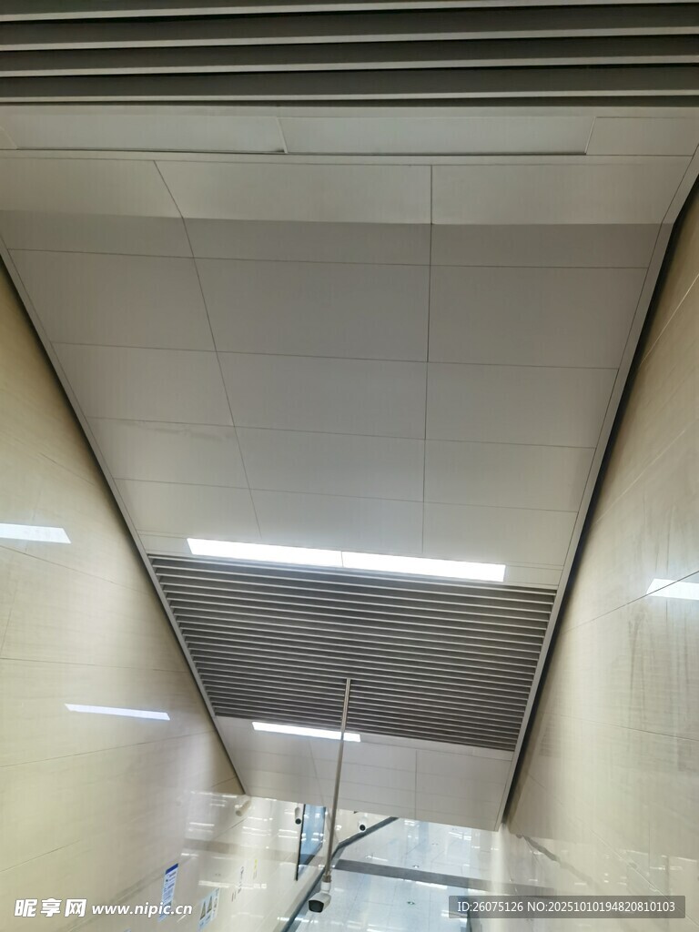 室内走廊天花板及灯具景象