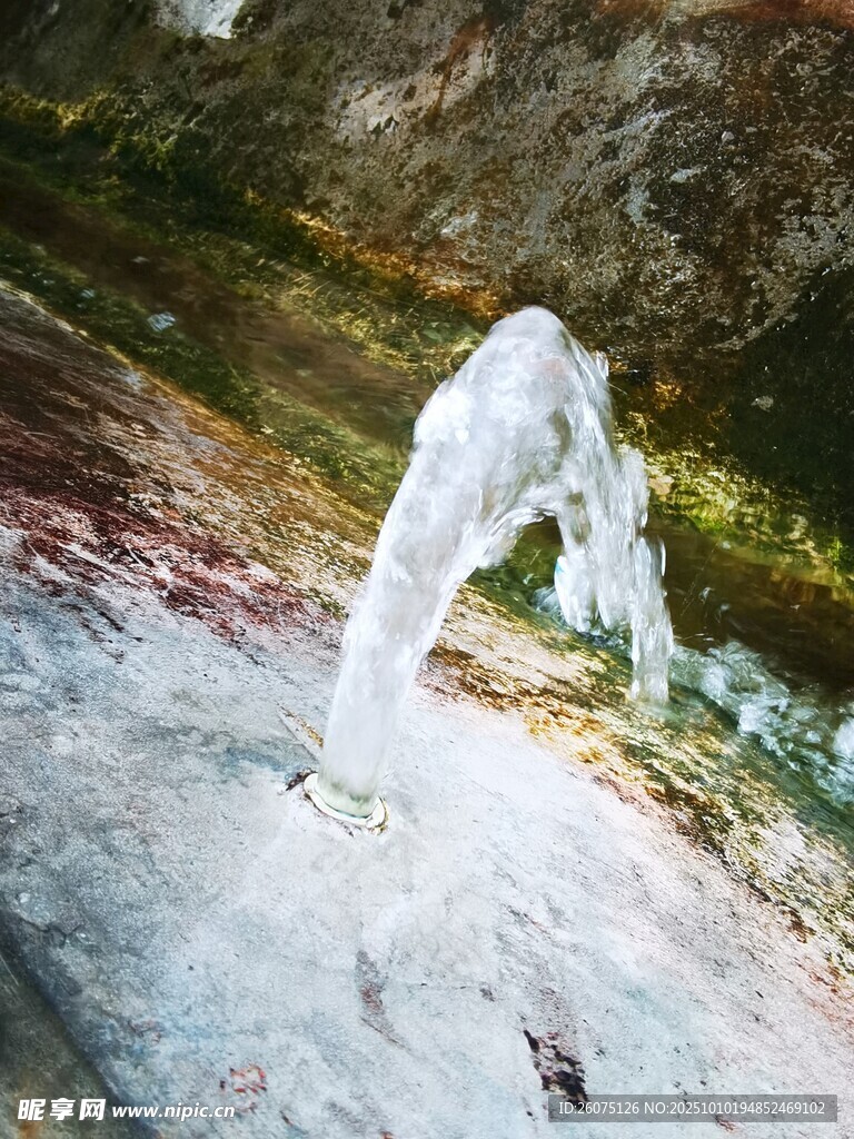 山间冰柱奇观