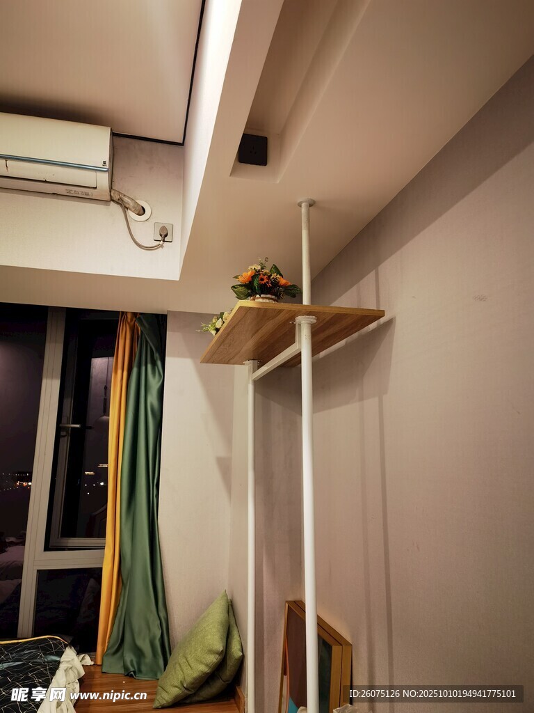 室内角落简易置物架场景