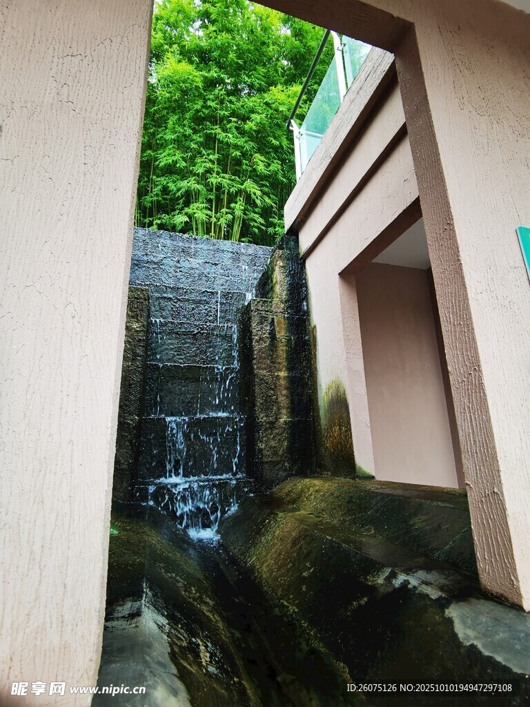 庭院中的精致小瀑布景观