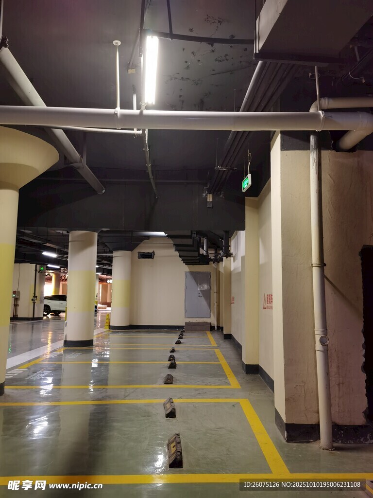 空旷地下停车场内部场景