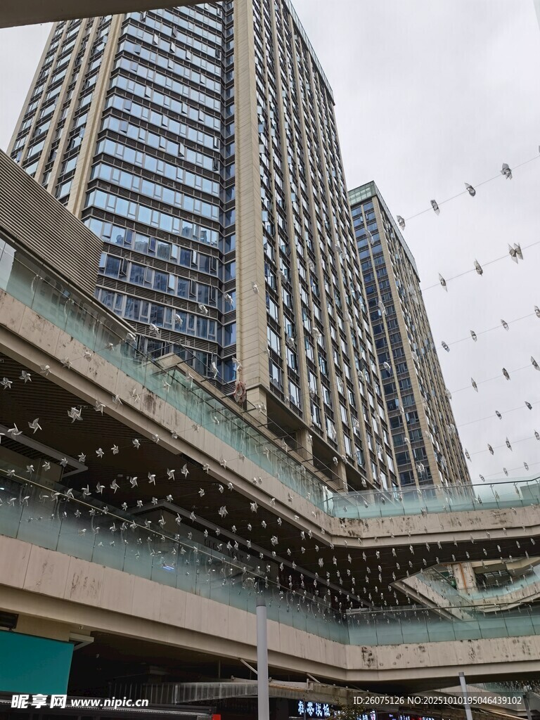 城市中的摩天大楼与天桥