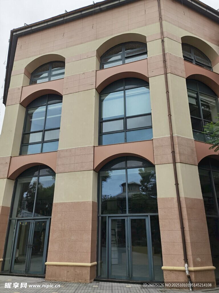 多层拱形窗建筑外观