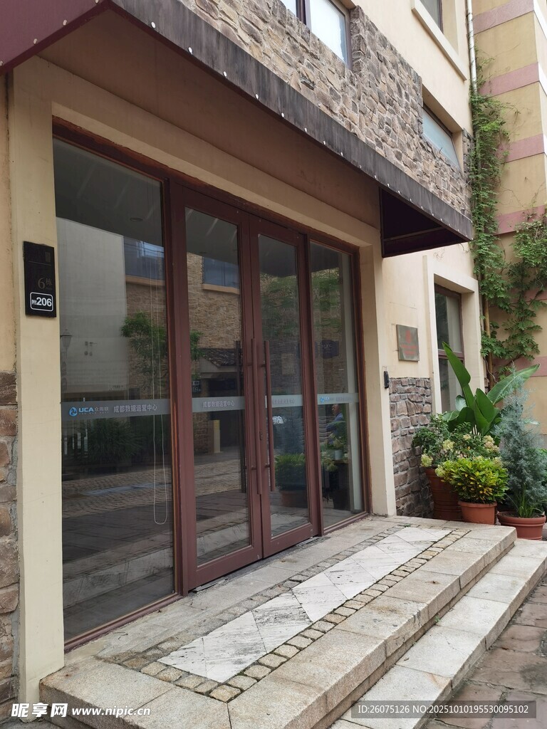 现代风格建筑入户门外观