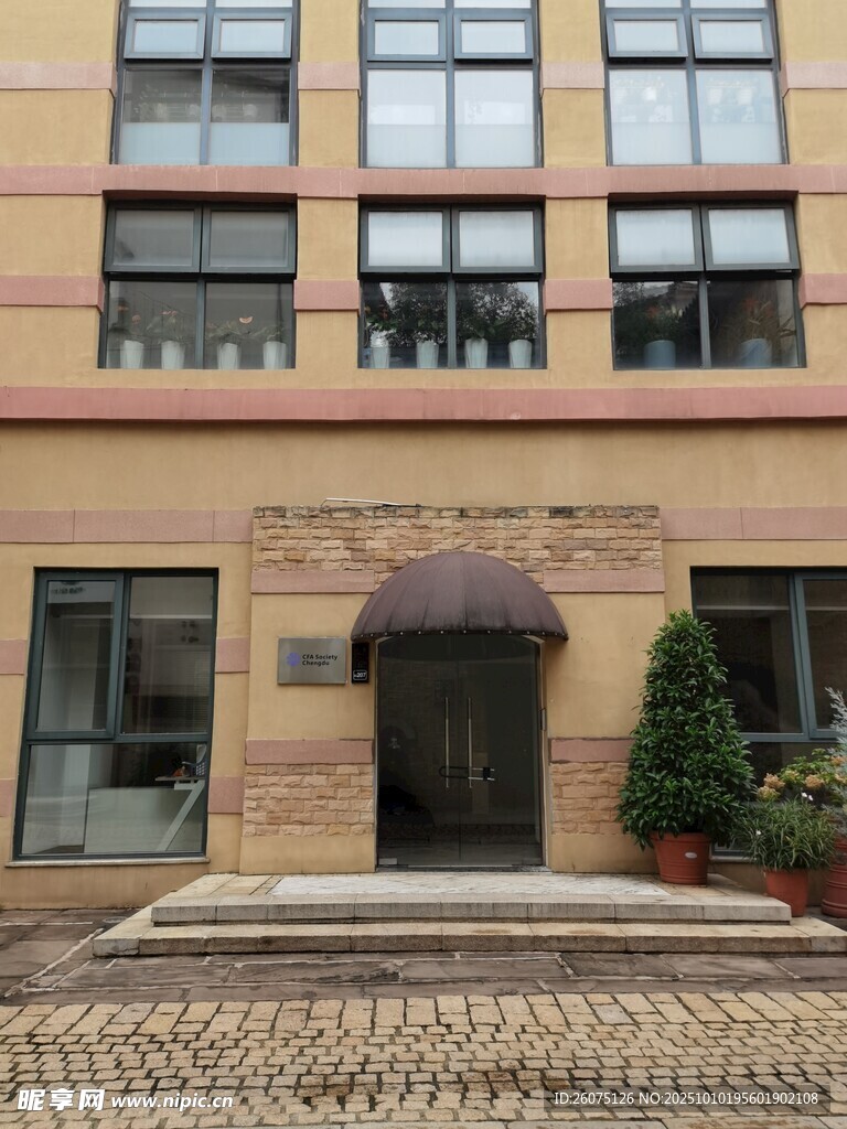现代风格砖砌建筑入口