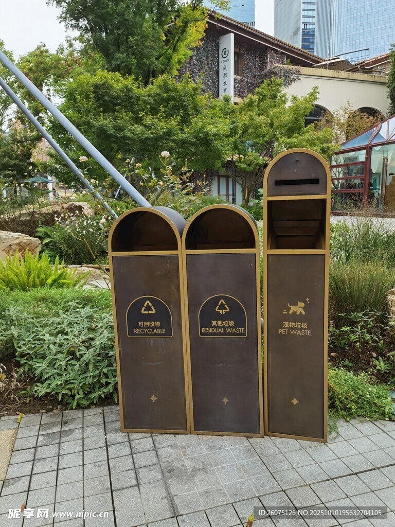 户外分类垃圾桶