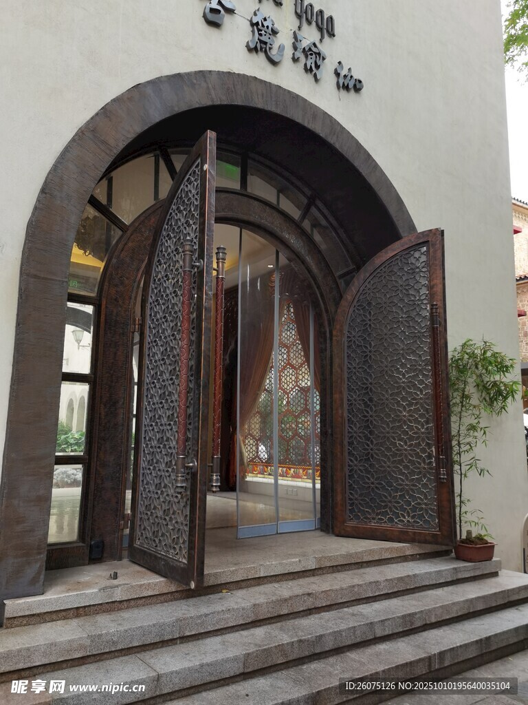 复古拱形门建筑入口