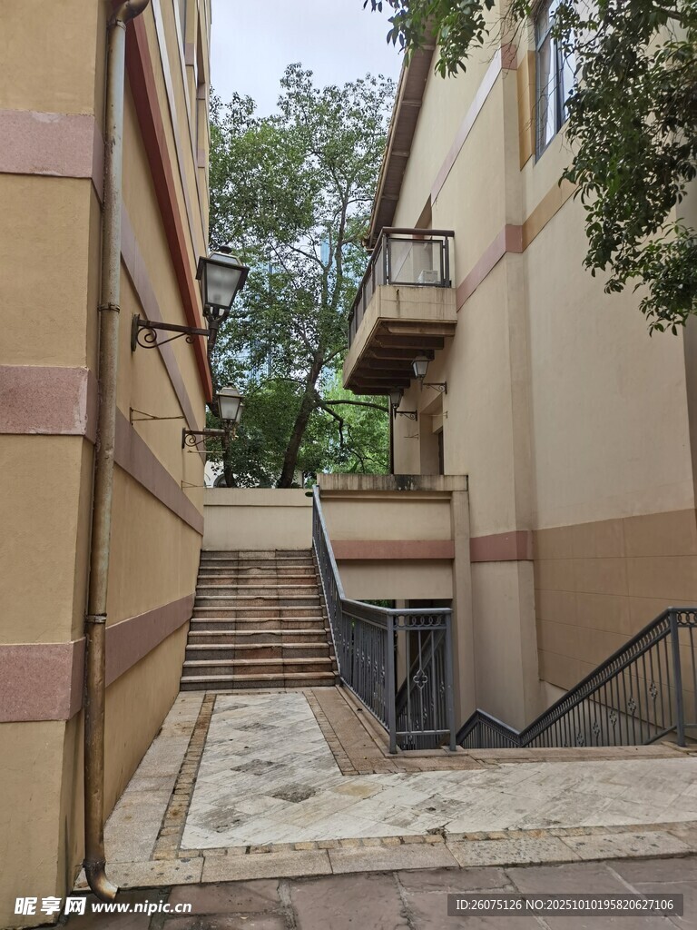 老旧居民楼间的户外楼梯