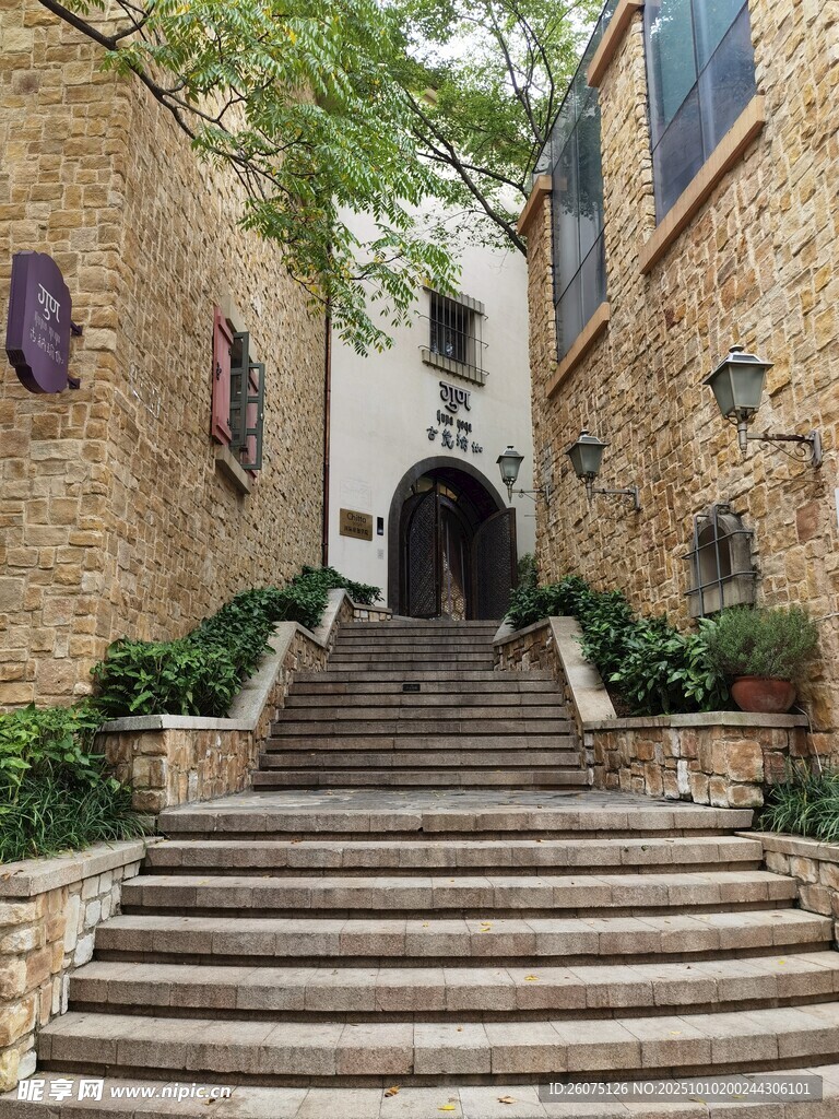 古朴石阶通往神秘建筑