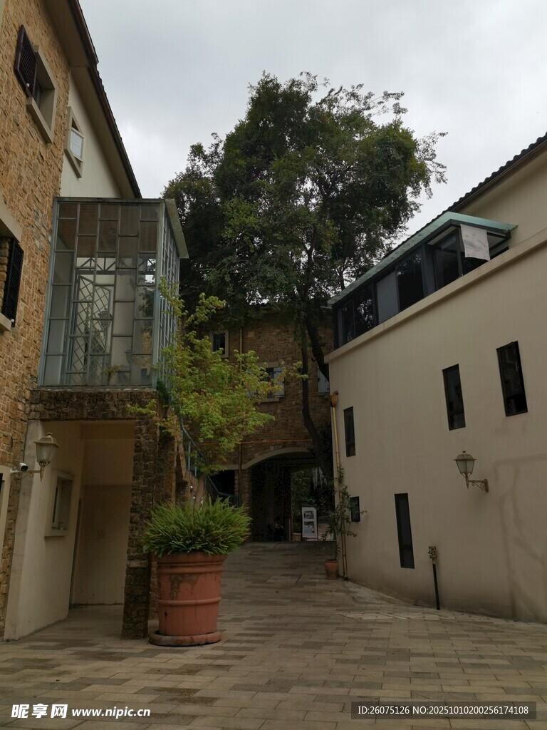 宁静小巷中的建筑景致