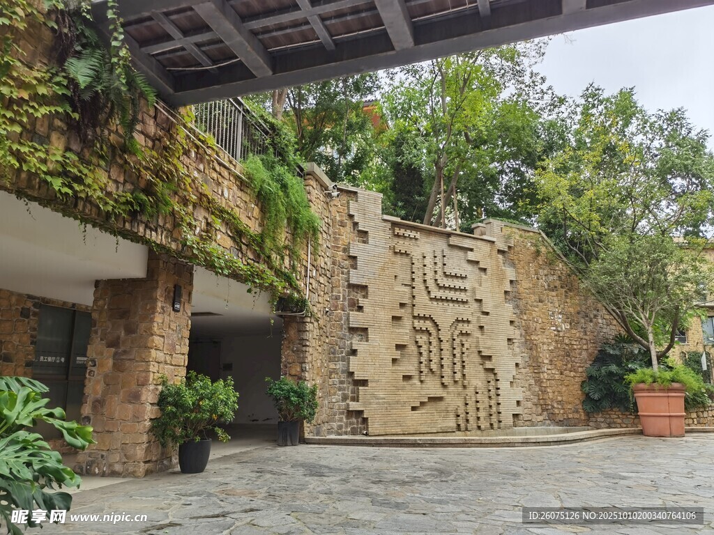石墙绿植装饰的建筑入口