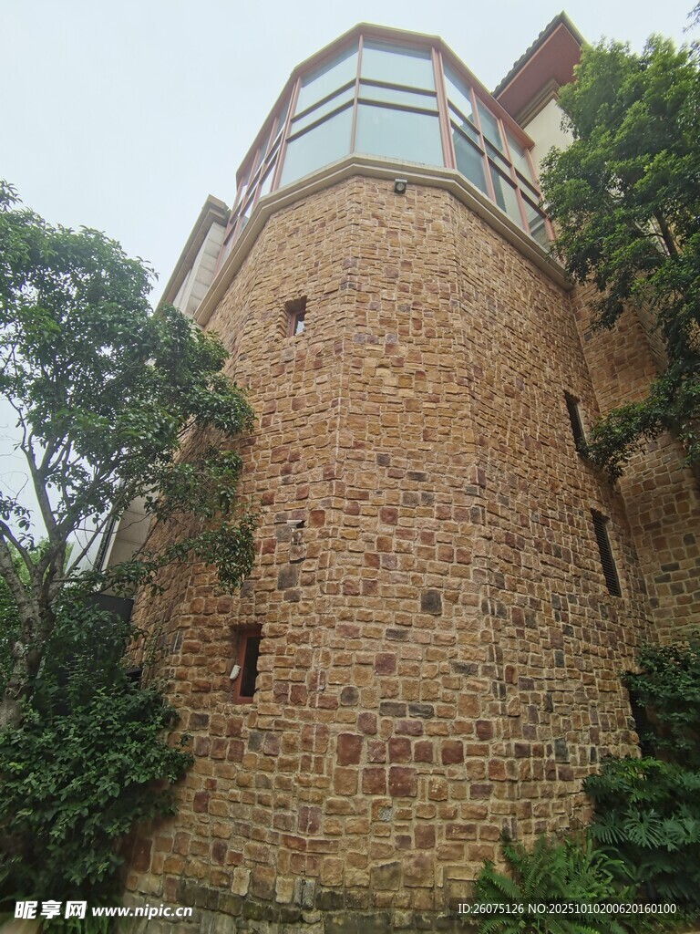 古老石砌塔楼建筑景观