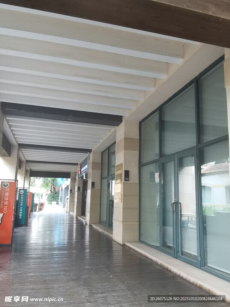 宽敞明亮的玻璃走廊空间