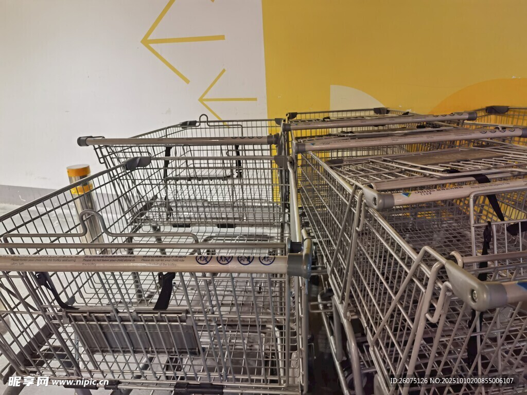 超市内的购物推车排列
