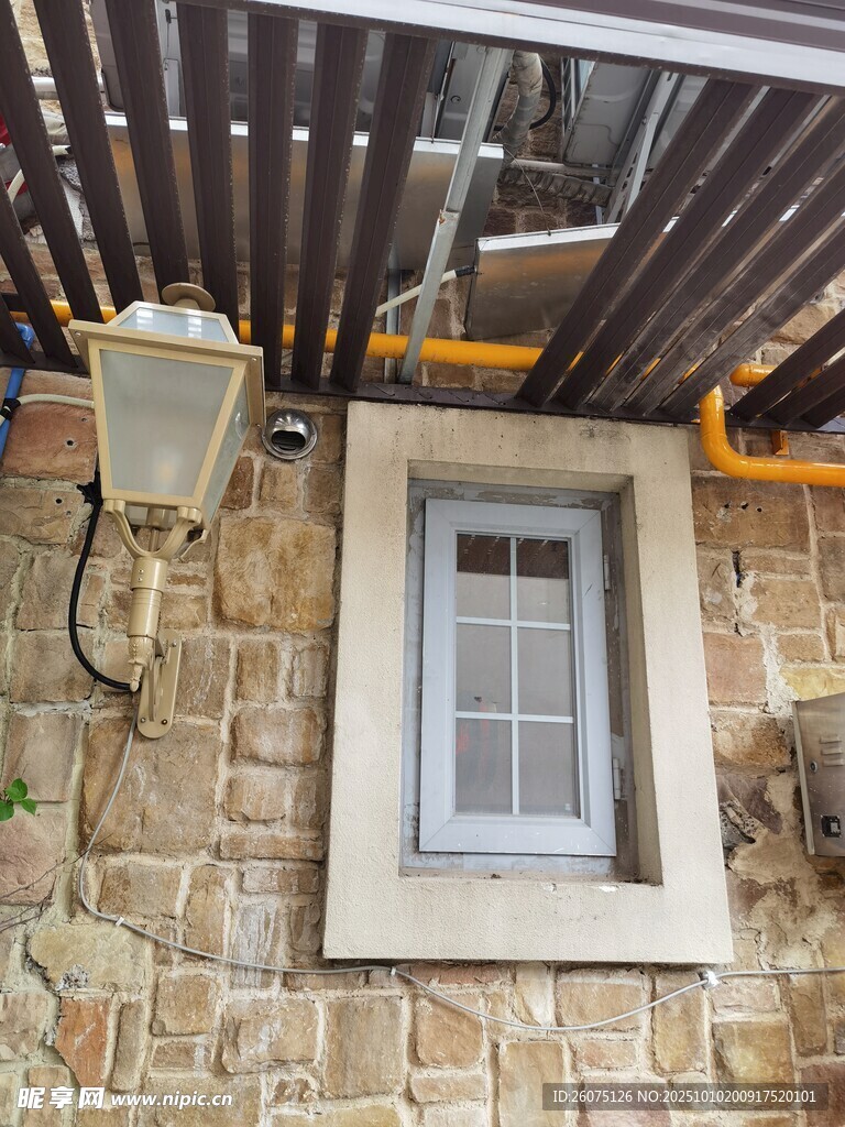 石墙小屋的复古窗户