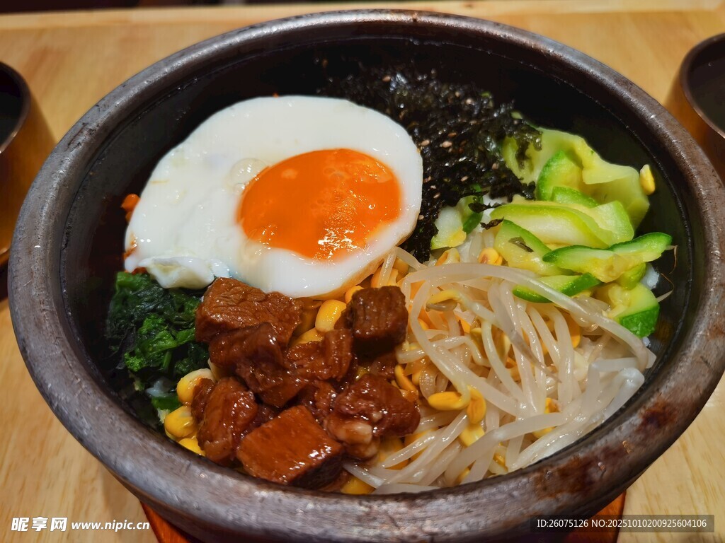 韩式石锅拌饭美味诱人
