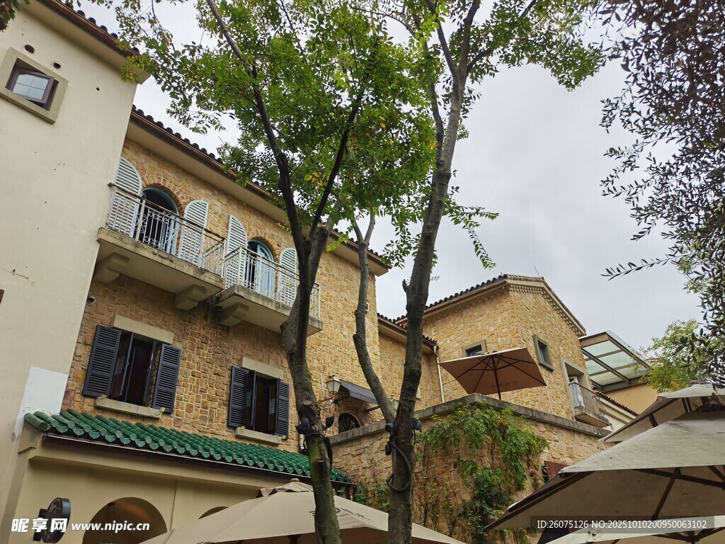 欧式风情街边建筑景观