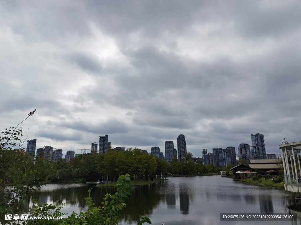 阴天城市湖畔风景