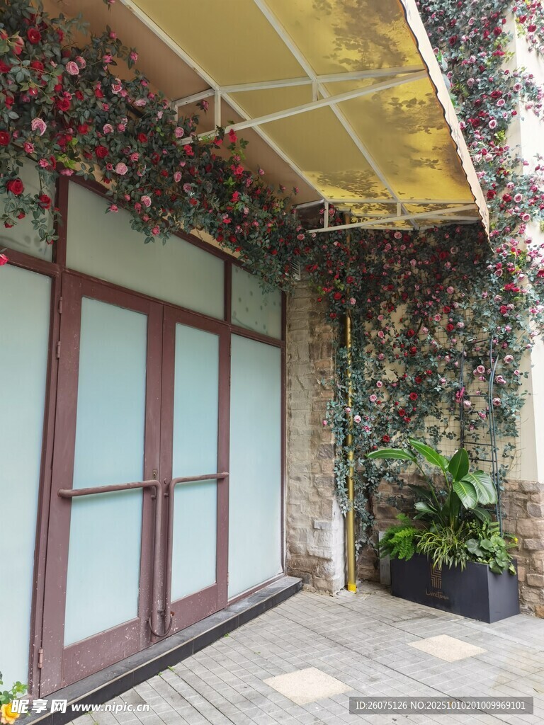 庭院玻璃门与绿植景观