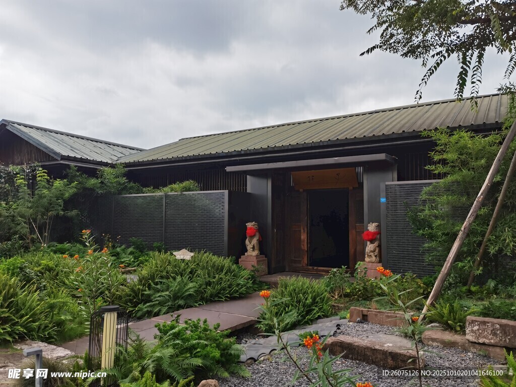 中式庭院小屋绿植环绕