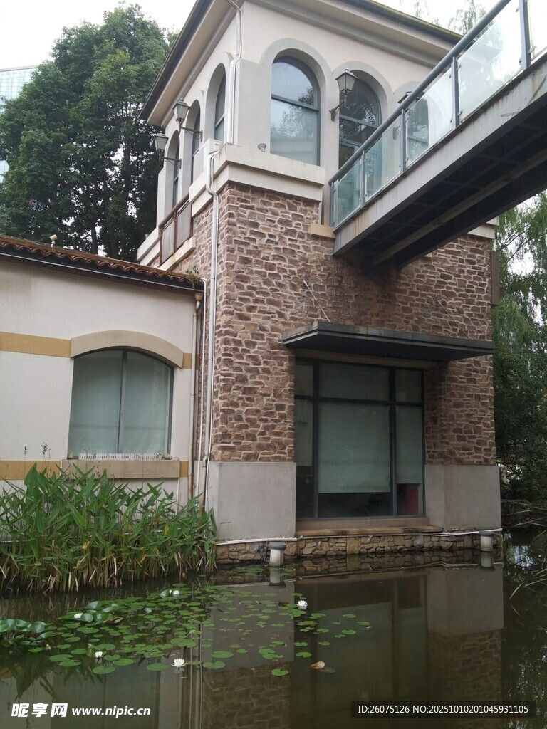 水边双层建筑与空中连廊