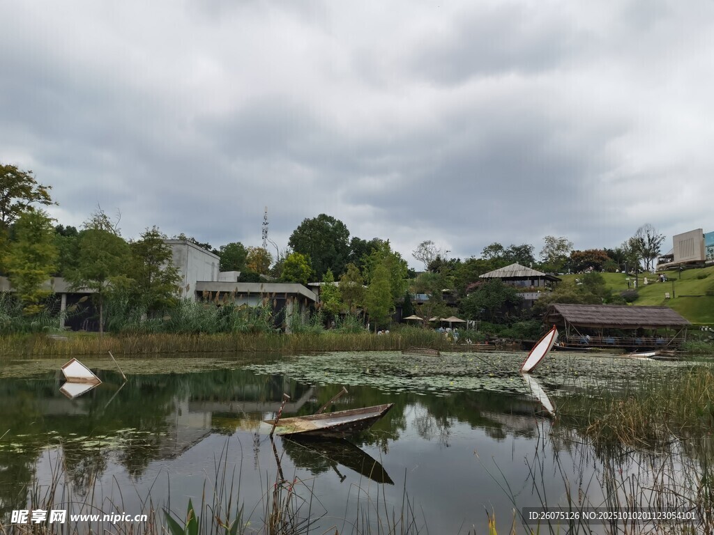 宁静湖畔小船静泊