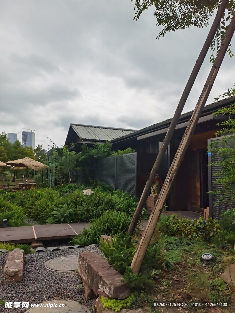 乡村小屋旁的自然景致