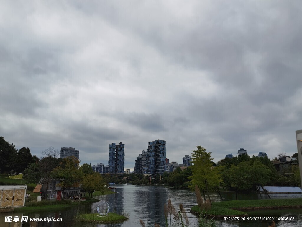 阴天城市河畔景观