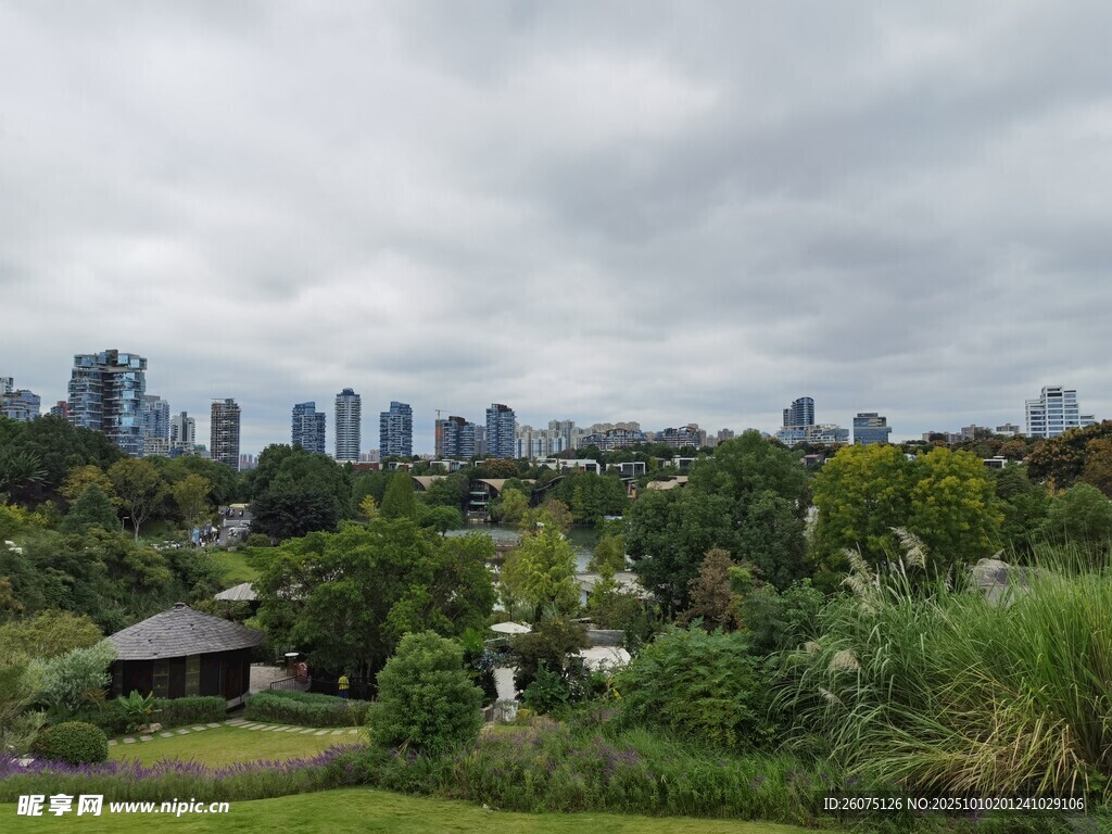 城市边缘的自然景观