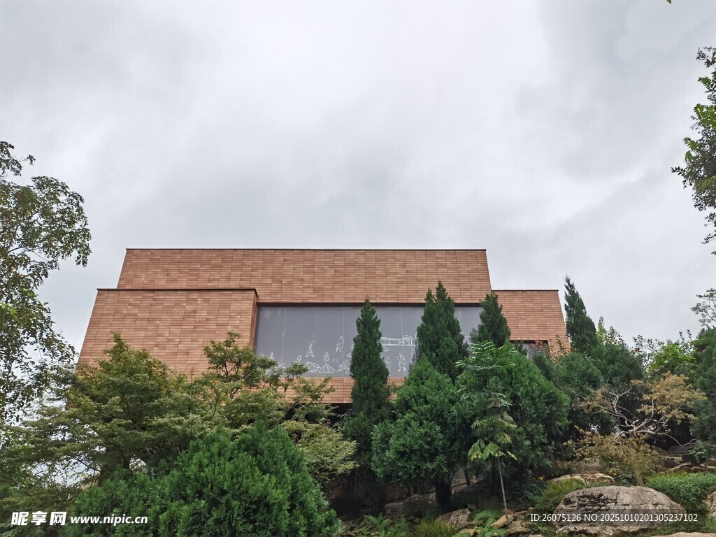红砖建筑隐于葱郁绿植间