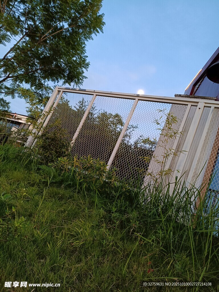 户外木质围栏与绿植景观