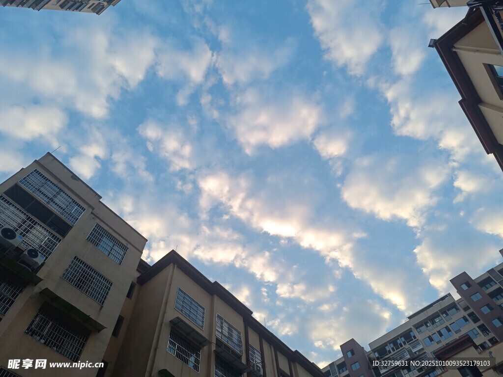 城市上空的梦幻云朵