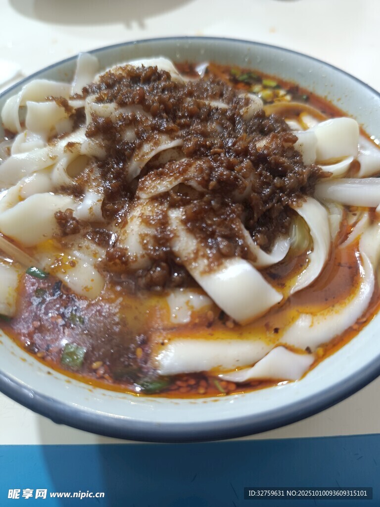 美味肉酱拌宽面