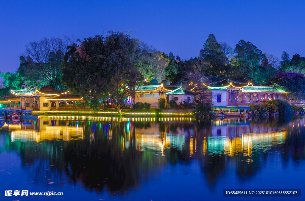 湖畔夜景古建筑倒影如画