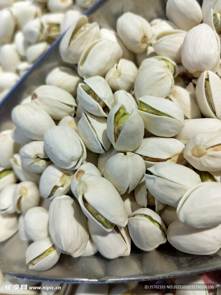 满满一盘开心果