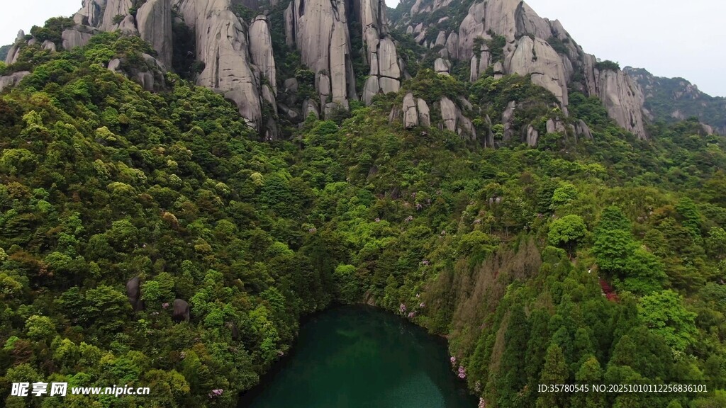 青山绿水间的壮美峡谷