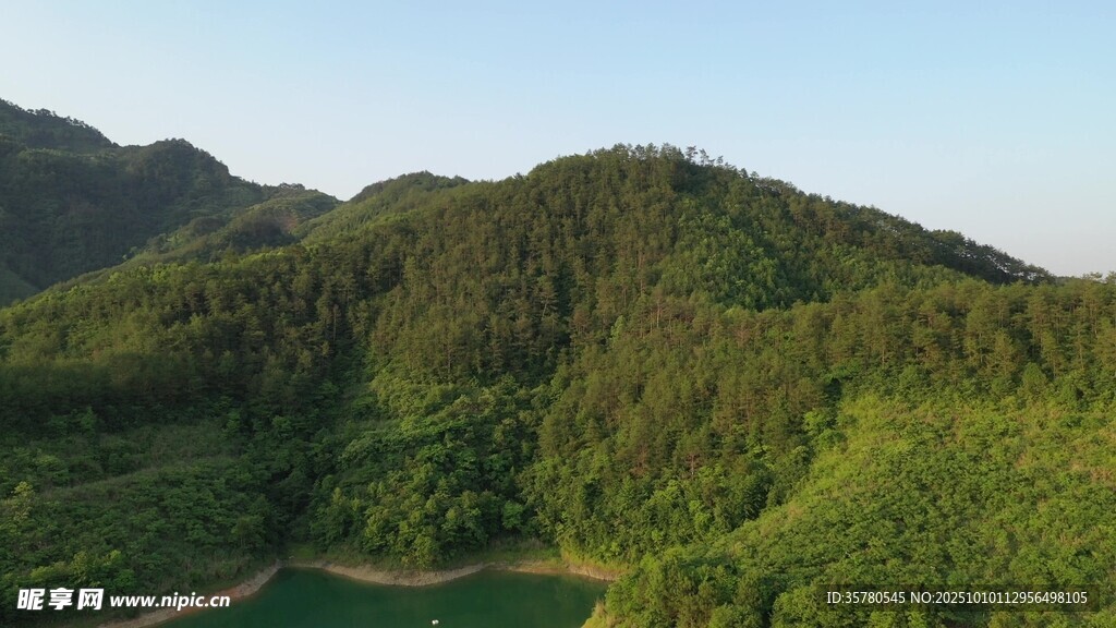 青山绿水间的秀丽风光