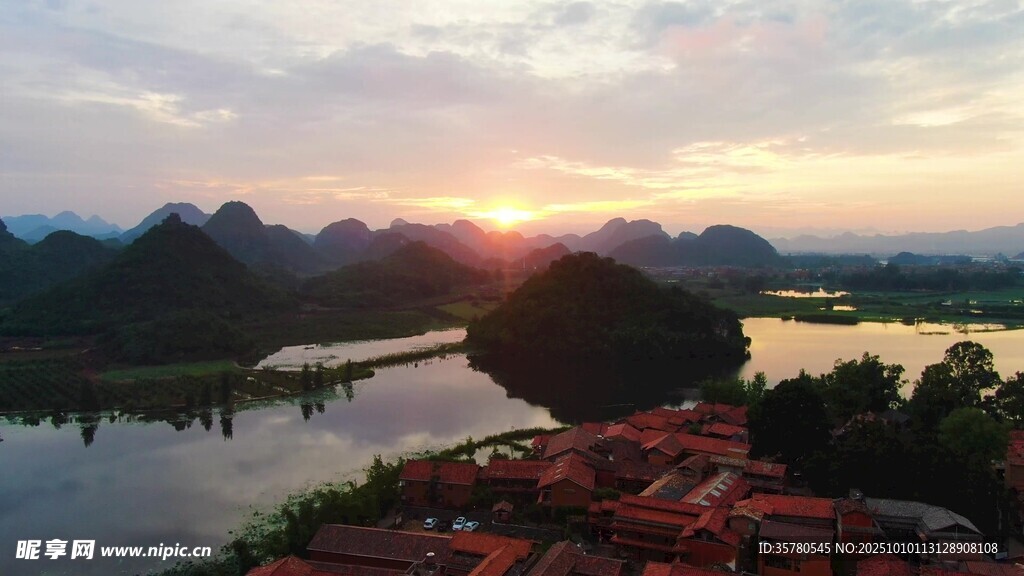 河畔日落美景
