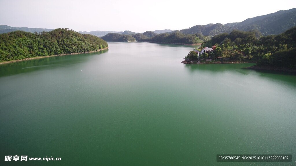 碧绿湖水与青山相映成趣