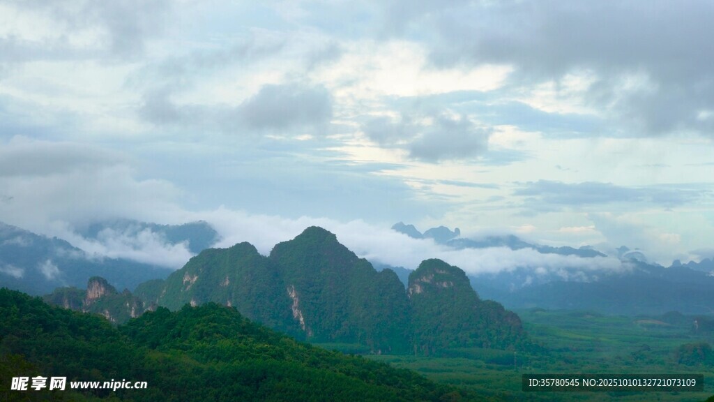 云雾缭绕的壮美山峦景色