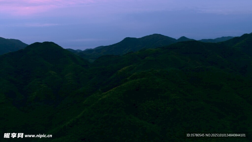 暮色中的葱郁山峦