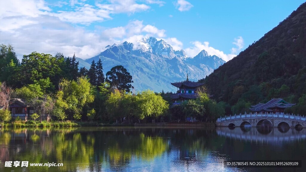 湖畔青山美景如画