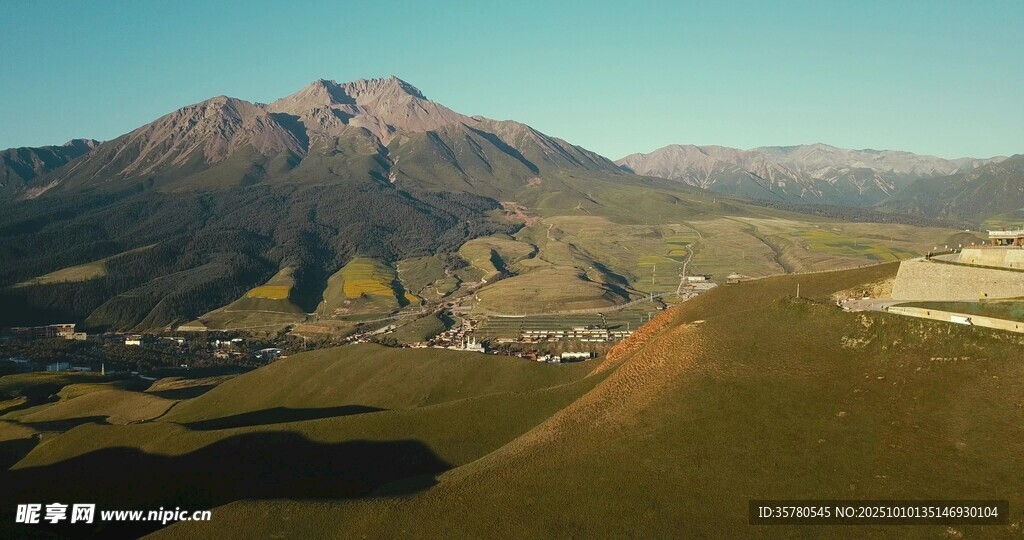 壮丽山峦下的开阔原野