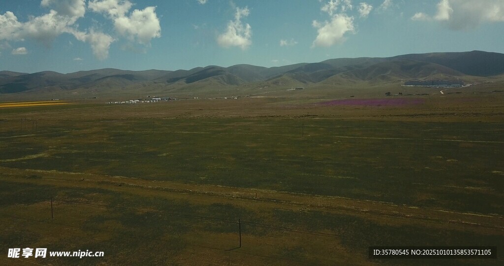 广袤草原与远山风景