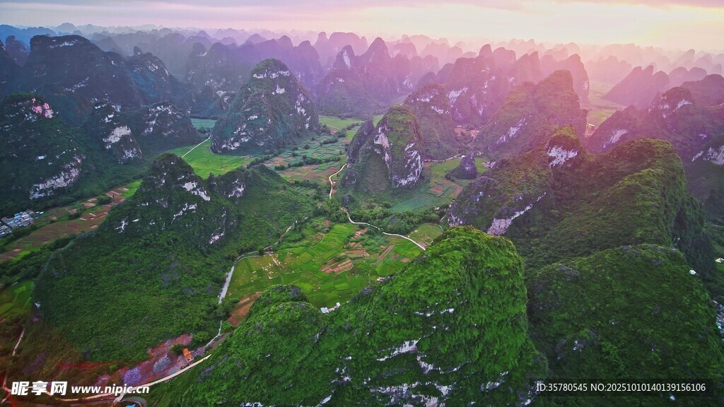 山间晨曦美景