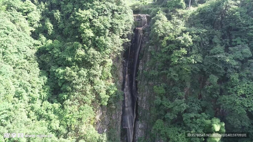 山间绿荫中的深邃峡谷