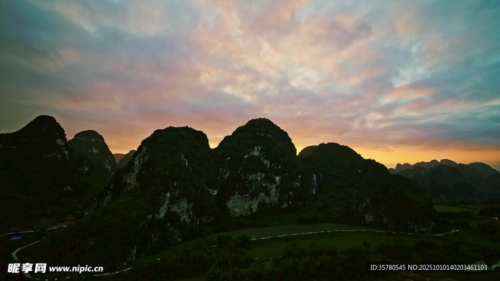 日落时分的山峦美景
