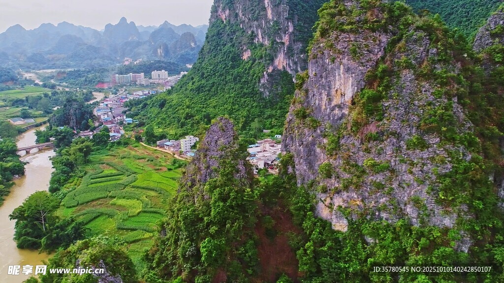 山间河谷美景